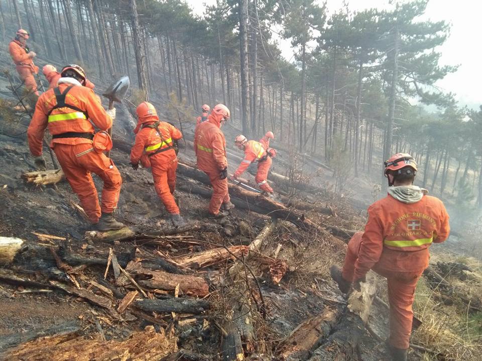 Dopo l'incendio di Valdellatorre si mette in sicurezza il territorio.